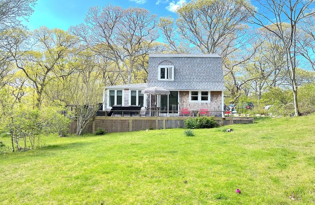 Aquinnah cottage private,serene, easy beach access ,sleeps 4