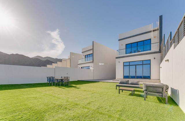 Arabian Gulf and Mountain Views 4BR Villa w/AsstRm on Al Dana Island, Fujairah