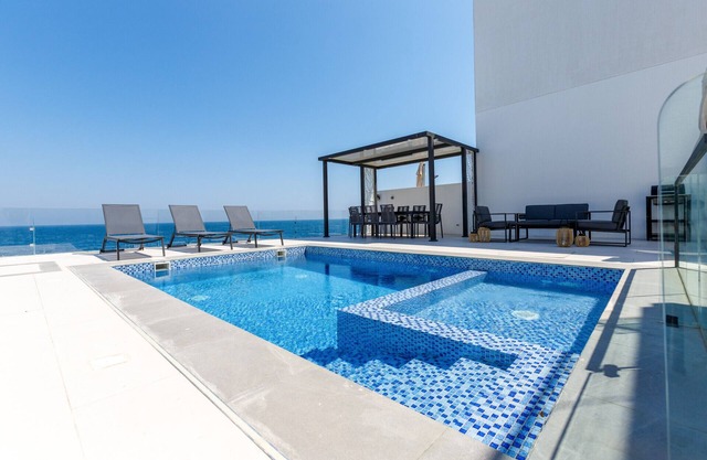 Arabian Gulf-Facing 4BR Villa with Two Assistant Room, Heated Pool and Barbecue Space, Al Dana Island, Fujairah