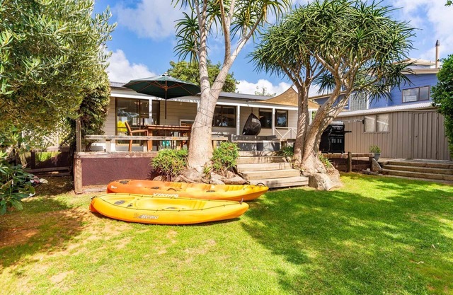 Araca Lodge - Cute sunny, pet friendly with fenced backyard, close to estuary