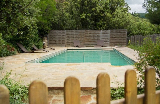 ARAMON: 5-bed gîte 75 m2 landscaped garden 4000m2 in Regional Park