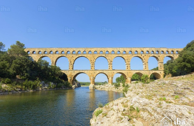 Aramon in village house, large atypical T1 of 43m2, very quiet.