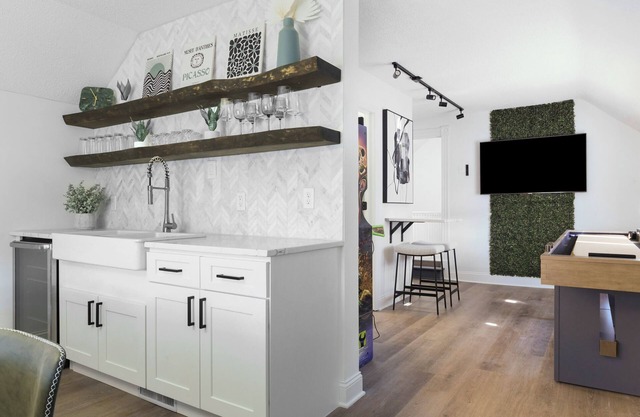 Arcade Game Room/5min to Downtown/Putting Green/Wet Bar