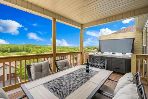 Arcade, Hot Tub, Deck Area, Free Tickets, Bright Upgraded Decor-Ledgestone Golf OnSite!