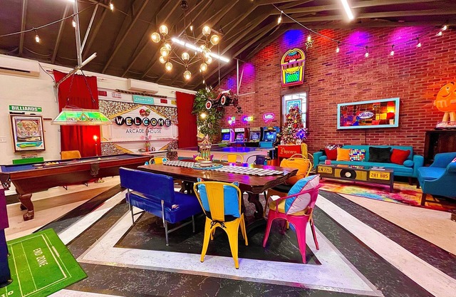 Arcade House! Massive game room, hot tub, firepit, grill, games