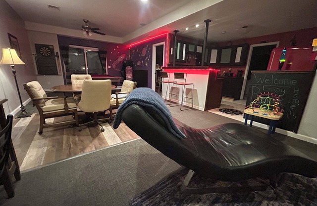 Arcade on Galaxy-nCharming 2-bedroom house in amazing Manhattan with AC, WiFin