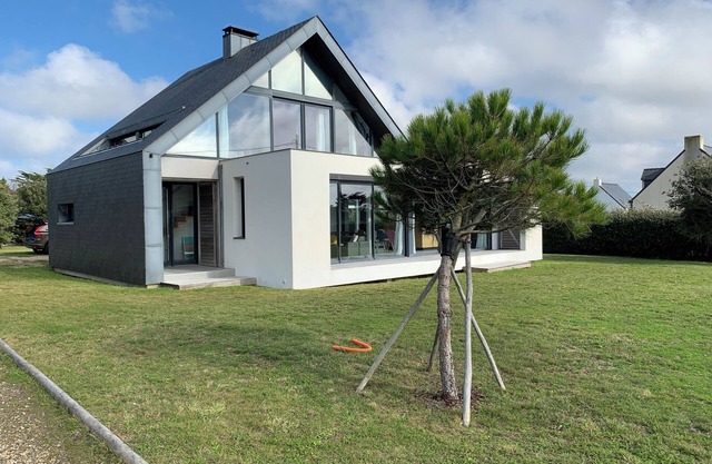 Architect-designed house 150 m from the beach