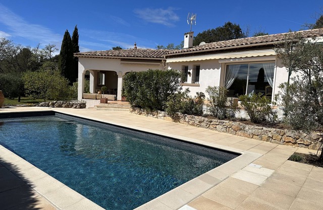 Architect-designed house with swimming pool, near the sea, 6 adults/2 children