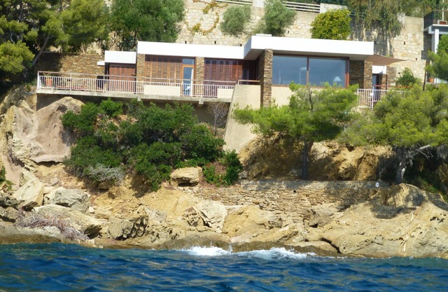 Architect-designed villa LES PIEDS DANS L'EAU equipped for 7 people in LAVANDOU