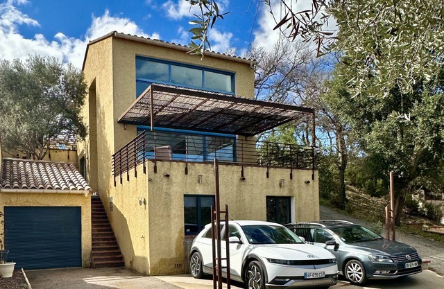 Architect designed villa stunning position and views !