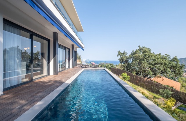 Architect-Designed House, Heated Pool and Sea View