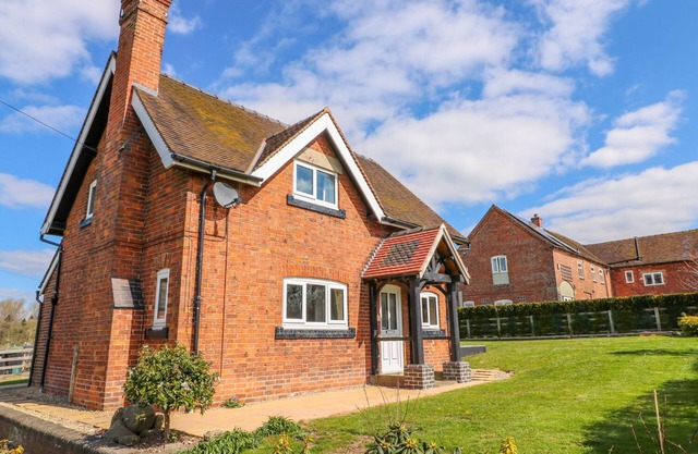 ARDSLEY COTTAGE - LONGFORD HALL FARM HOLIDAY COTTAGES in Ashbourne