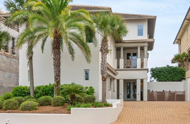 Are We There Yet? BEACHFRONT Villa in Carillon Beach—5 Bd & Guest House