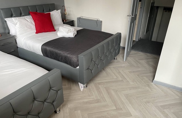 Arena Central - 6 beds 2 bathrooms parking great location for work or leisure.