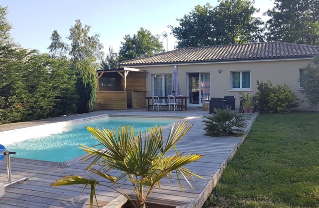 ARES Air-conditioned house sleeps 6 with pool
