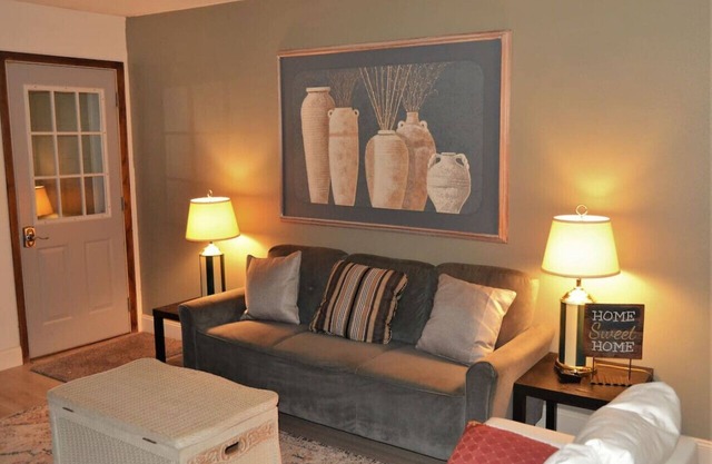 Arhaus 2 : experience a chic and inviting accommodation in Grand Forks.