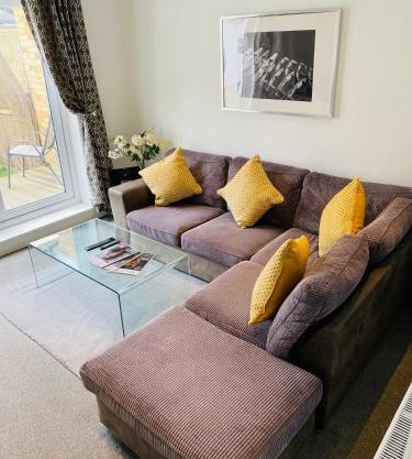 Arma Short Stays 122 - Spacious 3 Bed Oxford House Sleeps 5 - FREE PARKNG For 2 Vehicles - Large Garden