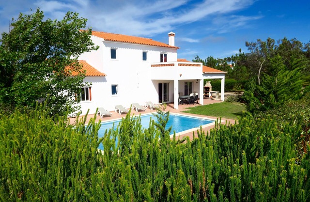 Arrifana Detached 3 bedroom Villa w/Private Pool, Garden and WiFi close to beach