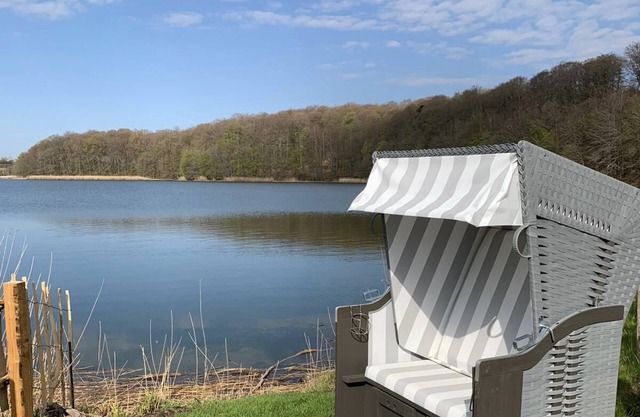 Arrive - take a deep breath. Apartment with view of the Noor, private garden, lake access