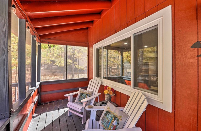 Arrowhead Lake Amenities: Quaint Home w/Fireplace