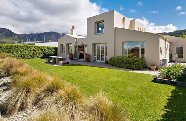 Arrowtown Hills · Arrowtown holiday home- Views, hot tub, sun