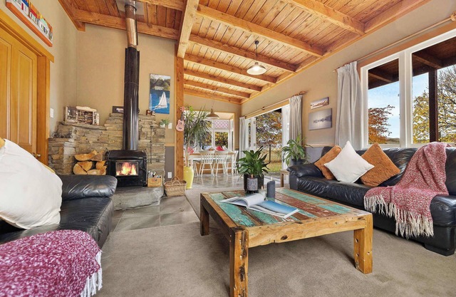 Arrowtown Ski Cottage | Opposite Millbrook | Spa Hire | Fireplace | Parking