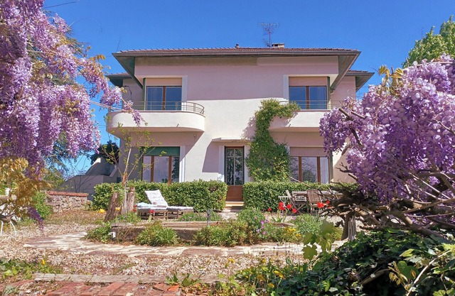 Art Deco house with private park close to centre of Crest and river Drôme
