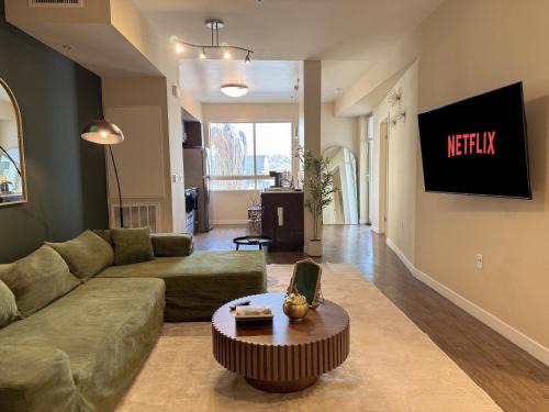 Art Deco Style Home in LA with Free Parking 10 min to Cedars