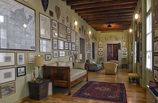 ART GALLERY APARTMENT IN CITY CENTER