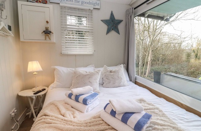 ART STUDIO, pet friendly, with hot tub in Blandford Forum