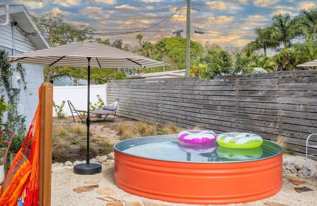 ArtHouse · Art Inspired Dream Home + Pool + Beaches + SRQ