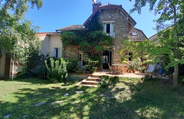 Artist's house in the heart of town