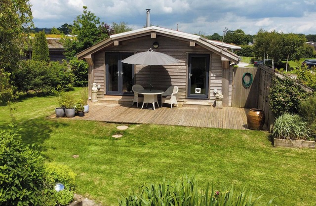 ARTISAN LODGE, pet friendly, with open fire in Longridge