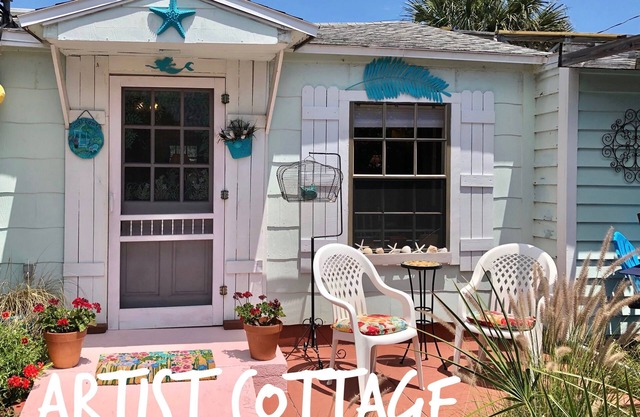 Artist's cottage, very private, fenced-in property! steps to the beach.n