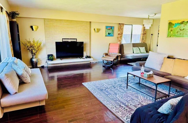 Artistic & Gallery inspired Room in central Vancouver