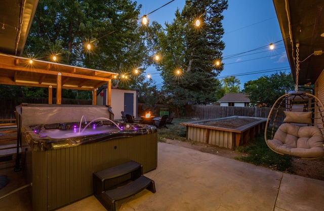 Arvada Oasis + New Hot Tub Sleeps up to 16 with 6 Cozy Beds!