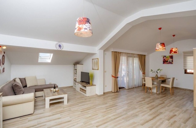 Arvala Apartments - Deluxe apartment with side sea view
