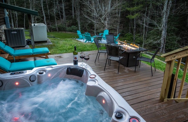 Ascension Cabin - huge yard, hot tub, above stream