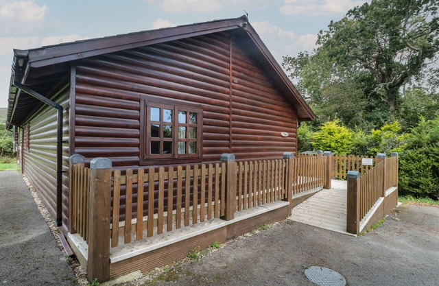 ASH, pet friendly, with hot tub in Swanage