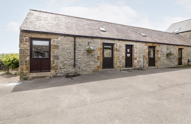 ASHFORD COTTAGE, pet friendly, character holiday cottage in Bakewell