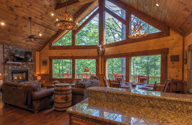 Aska Escape Lodge – Close to Family Fun, Game Room, Luxe Amenities