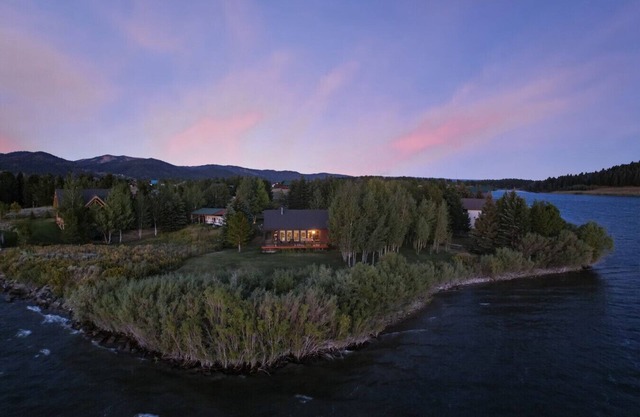 *Aspen Pointe*Waterfront Cabin on Henry`s Lake