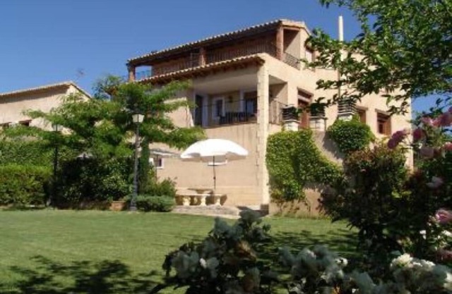 Asque: House with garden