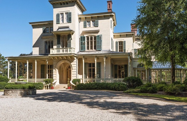 Astonishing 1852 Italianate Villa Nuits estate. 30 minutes from midtown NYC.