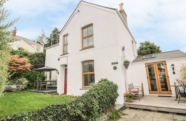 ASTRANTIA COTTAGE, family friendly, with open fire in Lostwithiel