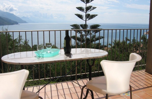 At home near the Tyrrhenian Sea looking for Ulysses - A casa di Ulisse