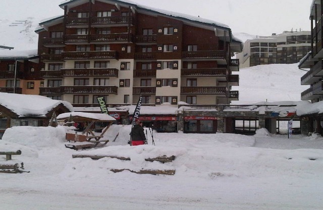 At the foot of the slopes, 50 m from 3 chairlifts and 100 m from the Grde Motte funicular