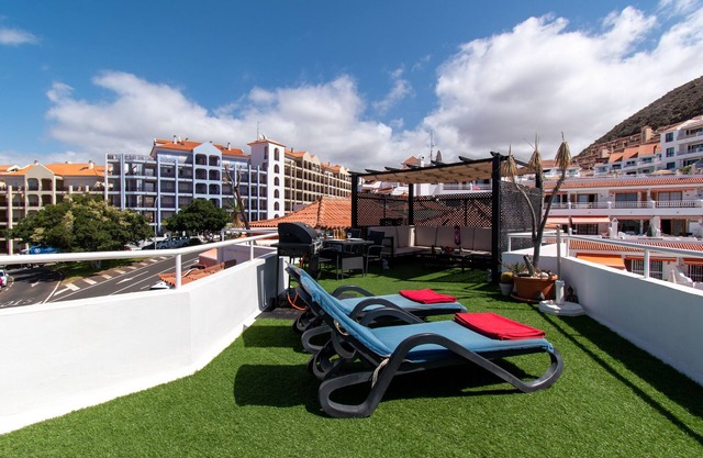 Attractive 2 Bedroom Apartment. Large Roof Terrace. Amazing Sea Views.