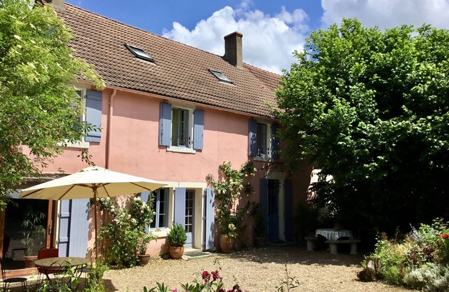 Attractive holiday home in central France
