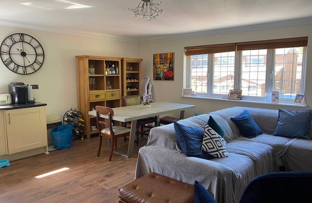Attractive Large 2 bed apartment - great location